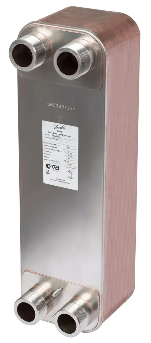 Wärmeübertrager aus Edelstahl mit mehreren Anschlüssen, gefertigt von Danfoss. Auf der Vorderseite befindet sich ein Typenschild mit technischen Daten.